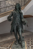 Musée Hyacinthe Rigaud. <br> Gabriel Faraill
(Saint-Marsal, 1837 - Paris, 1892)
Hyacinthe Rigaud
Vers 1889
Plâtre de fonte patiné
Cette statue fut érigée sur la Promenade dans le cadre de l’Exposition de Perpignan de 1890, avant son installation définitive sur la place Rigaud.
La statue en bronze fut fondue en 1942, pendant l’occupation de Perpignan, et remplacée en 1959 par une création de Roger Maureso, encore visible de nos jours.
La facture académique de l’œuvre donne toute sa prestance au peintre. Le vêtement, la fierté de la pose, l’assurance de l’attitude dressent le portrait d’un peintre à la cour du roi de France.