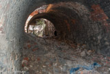 Tunnel qui arrive du bas, dans la bâtisse.