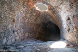 Tunnel qui arrive du bas, dans la bâtisse.