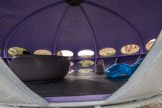 A l’intérieur de la « Futuro House » un intérieur violet avec du mobilier de designer : le prototype du bureau « Boomerang Grand PDG » avec siège intégré de Maurice Calka (1969) ainsi qu’une chaise blanche « Baby Molar » de Wendle Castle (1971), un siège gonflable Aerospace en plastique bleu de Quasar Khanh (1934-2016), père spirituel de Philippe Starck et créateur fétiche du pape du design plastique : Benoît Ramognino dit Ben.