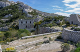 « L’Escalette Haut » est constitué d’un fortin destiné à la garde de la côte construit vers 1860 avec une tour modèle 1846, autour duquel un fort a été construit vers 1885. Le site formera lors de la 2ème guerre mondiale avec l’usine de traitement du plomb en contrebas, fermée en 1925, une batterie militaire italienne puis allemande. Le fortin est aujourd’hui en très bon état de conservation. 
Les forts français de cette époque visaient à empêcher l’approche de Marseille par une escadre navale anglaise et par la suite italienne. Ils ont été modernisés en particulier autour de 1910 (affûts de certains canons, postes de directions de tir et soutes à munitions mieux protégés, projecteurs pour le tir de nuit).

Plus des trois-quart des canons ont été envoyés au front pendant la guerre 1914-1918 comme artillerie lourde et ne sont pas revenus. Un nouveau programme a été lancé et a abouti au début des années 1930.