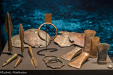 Haches à douille, bracelets, pointes et fers de flèche en bronze et lingots de cuivre. <br>
Gisement de Rochelongue, Hérault, fin VIIe siècle – début VIe siècle avant J.-C.
Les 1700 objets de bronze et les 800 kg de cuivre témoignent du probable naufrage d’un navire ayant embarqué un artisan bronzier ambulant.