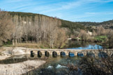 Montclus. Le Pont du Moulin enjambant la Cèze. Au fond, un ancien moulin.