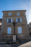 Montclus. La mairie est l’ancienne chapelle médiévale. Devant se trouvait l’ancien cimetière.