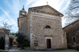 L'Église de Montclus. Édifice néoclassique en croix grecque, reconstruit à cet endroit entre 1822 et 1825. Sa façade sobre est surmontée d’un fronton triangulaire. 
Le clocher carré est couronné d’un gracieux campanile en fer forgé.