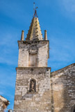 Goudargues. <br> Statue de st Michel. Les flèches des deux tours-clochers sont  à crochets et de la fin du XVIIIe.