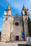 Goudargues. <br> L'abbatiale fut restaurée en 1823 et c'est sous cet aspect que nous la connaissons aujourd'hui. L'église a conservé son aspect de style roman et a deux grandes flèches, dont un clocher avec une cloche datant de 1905. A l'extérieur, l'appareil du XIIe siècle contraste nettement, par sa teinte plus claire et par ses joints soignés, avec l'appareil utilisé pour la surélévation des rives au XIXe siècle. De la façade originale, il subsiste seulement la base des deux tours carrées qui cantonnaient le portail primitif. Les meurtières montrent que c'était une église fortifiée.