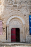 Goudargues. <br> Le porche est moderne, du XIXe. Construction de l'église aux alentours de 1150.
A deux reprises, au XVIe et au XVIIIe siècle, la voûte de la nef s'est effondrée.
Ce n'est qu'en 1823 que d'importants travaux de consolidation et de surélévation ont été entrepris (entre 1823 et 1880).
De la façade originelle  il subsiste seulement la base des deux tours carrées.