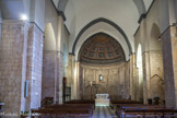 Goudargues. <br> L'abbatiale de Goudargues figure parmi les édifices romans les plus intéressants du Languedoc. Elle le doit à ses dimensions inaccoutumées, 37 m de long sur 15 m de large, et au registre monumental de l'intérieur du chevet. La nef de 18 m de haut est divisée en quatre travées. Les murs du chevet font 2,20 m d’épaisseur, peut-être que le concepteur avait conscience de la violente poussée des eaux lors des inondations. Elle fut bâtie en pierres de taille creusées dans les roches calcaires des collines de Goudargues. Selon les époques des travaux, l'édifice peut avoir bénéficié de conseils architecturaux très divers car Goudargues a été en liaison à la fois avec la Provence, par les archevêques d'Arles, avec la Bourgogne par Cluny, avec l'Auvergne par La Chaise-Dieu et avec le Languedoc par Aniane.