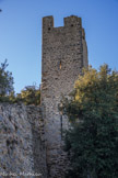 Une tour de flanquement quadrangulaire. Les trois murs sont munis d’archères.