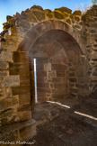 Ouverture de tir, généralement utilisée par l’arbalétrier, qui se développe dès la fin du XIIe siècle et au XIIIe siècle.
Cette archère est composée d’un ébrasement triangulaire et d’une niche sous arc segmentaire.
Elle permettait d’augmenter l’angle de tir par la plongée (4) et le rendre plus efficace. Les pierres de la couverture et des encadrements ont été taillées dans du grès.