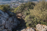 Au-delà de ce deuxième obstacle, il passe dans une étroite gorge qui débouche dans une deuxième cour-basse dominée par des ouvrages de défense de la plate-forme supérieure qu'il doit contourner pour atteindre un bâtiment carré gardant le passage des points vitaux : la plate-forme du donjon et la citerne, la queue d'hironde au nord-est, où se trouve le puits accessible par une porte biaise.