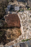 La citerne était couverte d'une voûte en plein-cintre enduites d'un mortier. Ses parois enduites d’un mortier étanche (béton de tuileau), permettaient de conserver l'eau de pluie provenant des diverses toitures par l'intermédiaire d’une canalisation de pierre aménagée dans le mur ouest de la citerne. Derrière la pancarte, les silos.