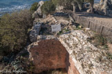 La citerne était couverte d'une voûte en plein-cintre enduites d'un mortier. Ses parois enduites d’un mortier étanche (béton de tuileau), permettaient de conserver l'eau de pluie provenant des diverses toitures par l'intermédiaire d’une canalisation de pierre aménagée dans le mur ouest de la citerne. Derrière la pancarte, les silos.