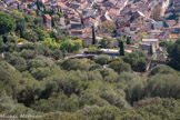 Au centre, à la limite des arbres, les ruines de la chapelle saint Pierre.