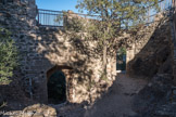 Au nord du Château, la poterne était parfaitement défendue par une herse, un assommoir et une bretèche. Cette défense enfoncée, les assaillants se retrouvaient dans une minuscule cour-basse dominée par le bâtiment carré et une tour.<br>
A gauche, la porte nord défendue par une herse, un assommoir et une bretèche, cette porte dérobée ou poterne permettait aux assiégés de fuir ou d'aller chercher du secours.
A droite, la porte biaise dont l'orientation empêchait l’emploi d’un bélier par les assaillants.