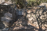 Ouvrage d’entrée formée de deux tours jumelles aux murs épais. Celles-ci encadraient une porte dont les vantaux de bois étaient défendus par une herse commandée d’une salle surplombant le passage.