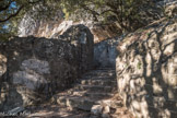 Le Château d' Hyères, véritable forteresse médiévale. Entre 1192, date à laquelle Ildefonse 1er, Comte de Provence, tente de s'en emparer et 1596, le Château d'Hyères subit huit longs sièges. La défense du Château était assurée par une petite garnison renforcée, en cas de nécessité, par les habitants de la rue-franche, aujourd'hui rue du Puits Saint-Pierre, qui, en contrepartie, étaient exonérés de taxes.
Outre les éléments de défense actuellement visibles, un inventaire du XVe siècle-mentionne une chapelle, des chambre et des salles, ainsi que des dépendances telles que cuisines, citerne, moulina cellier, greniers, forge, écurie et bergerie.

Dès l'abord, l'assaillant se heurte à un ouvrage   formé de deux tours jumelles encadrant une porte défendue par une herse et des meurtrières.