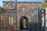 Parc et Castel Sainte-Claire
D'une superficie de 6500 m2, ce parc botanique est planté de nombreuses essences rares subtropicales.
Le Castel, en pierres de taille de calcaire gris et blanc, a été construit au XIXe siècle sur 1’emplacement de 1’ancien couvent Sainte-Claire et réaménagé au début du siècle. Son architecture est de style néo-roman. La grande façade est encadrée par deux tours carrées aux fenêtres géminées à trois baies. Le Castel a appartenu à Olivier Voutier, découvreur de la Vénus de Milo et à l'écrivain américain Edith Wharton.