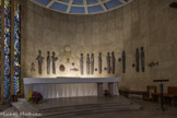 La chapelle Notre Dame de Consolation. <br>Jean Lambert-Rucki a représenté dans le chœur, volontairement épuré, la Cène, en très bas-relief, à même le mur. Le Christ y est symbolisé par le pain et le poisson, entouré par les douze apôtres.