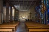 La chapelle Notre Dame de Consolation. <br>  La chapelle, orientée, comporte une nef et un seul collatéral, au nord (à gauche). Les verrières sont en dalles de verre taillé, insérées dans un remplage de ciment.