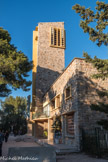 La chapelle Notre Dame de Consolation. <br> Elle se situe sur la colline de Costebelle. Sur le terrain, les locaux sont divisésen deux : la partie habitation au sud, le lieu de culte au nord. La partie habitation est percée de baies rectangulaires et introduite par un avant-corps. . L’architecture sobre et moderne se mêle à des éléments plus traditionnels comme l’emploi d’un calcaire local dont la taille rappelle celle de la chapelle détruite.