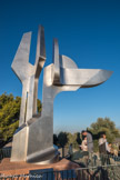 Le monument commémoratif de l’Aéronautique Navale domine la base militaire du Palyvestre. Une grande aile d’avion stylisée s’étend sur la courbe du soleil, une autre indique la direction du ciel vers lequel se sont envolés pour une dernière mission tant de marins. C'est l'oeuvre du sculpteur Nicouleau, en 1986.