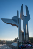 Le monument commémoratif de l’Aéronautique Navale domine la base militaire du Palyvestre. Une grande aile d’avion stylisée s’étend sur la courbe du soleil, une autre indique la direction du ciel vers lequel se sont envolés pour une dernière mission tant de marins. C'est l'oeuvre du sculpteur Nicouleau, en 1986.