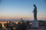 La chapelle Notre Dame de Consolation. <br>Derrière le chevet se dresse une Vierge en fonte (1860), seule rescapée de la destruction, détruite le 15 août 1944 lors du débarquement de Provence, de la chapelle initiale. Elle a été retrouvée pratiquement intacte debout devant les ruines.