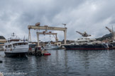 Les Chantiers Navals de La Ciotat. <br>Le bateau, à gauche, se trouve sur l'ascenseur à bateau de 2 000 t / 80 mètres de long. Il est en train d'être remis à l'eau.