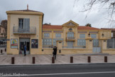 Cinéma l'Eden-Théâtre. <br>L'histoire de l'Eden débute en 1889 avec l'achat par l'entrepreneur de spectacles marseillais Alfred Seguin, de l'enclos Ferrouillet afin d'y construire une salle de café-concert. Ulcéré de n'avoir pu obtenir de réservation au Théâtre municipal inauguré depuis peu, Alfred Seguin qui était correspondant des Théâtres de Marseille, décide de construire son propre établissement et reçoit l'autorisation du maire, Evariste Gras. Travaux commencés le 18 février 1889, sous la direction de l'architecte-expert Marius Dessault, et effectués par l'entreprise Barthélémy, assistée des peintres-décorateurs Raimbaud et Aicard, et de Raviola, artiste-décorateur de la salle. Son inauguration aura lieunle n15juin 1889. L'Eden devient rapidement la salle de spectacle la plus animée de La Ciotat, proposant chaque samedi et dimanche des concerts ou des rencontres sportives de boxe ou de lutte gréco-romaine en alternance avec des représentations théâtrales.