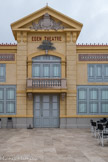 Cinéma l'Eden-Théâtre. <br>Raoul Gallaud, le propriétaire de l'Eden, suggère à Antoine Lumière d'organiser dans la salle de l'Eden, en comité restreint, une séance comparable à celle du Palais Lumière du samedi 21 septembre 1895. Elle aura lieu le 14 octobre. Il faudra attendre quatre longues années après la séance d'octobre 1895, pour retrouver la trace d'une séance de cinéma à l'Eden- Concert. Le 21 mars 1899, près de 250 personnes assistent à cette séance, la première payante à La Ciotat. C'est cette séance qui fait de l'Eden, l'incontestable doyenne mondiale des salles de cinéma. En effet, le célèbre Salon Indien du Grand Café où eut lieu la séance du 28 décembre 1895, n'a même pas survécu au 19ème siècle puisqu'il disparaît avant l'Exposition Universelle de Paris de 1900.