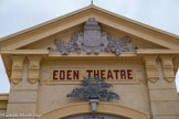 Cinéma l'Eden-Théâtre. <br>Au début des années 80, la crise économique qui frappe la cité avec les menaces de fermeture des Chantiers, se ressent bien entendu dans la fréquentation du cinéma Eden que les exploitants envisagent de vendre. Le 1er avril 1992, la municipalité rachète l'Eden en sommeil, l'arrachant au risque permanent d'une démolition et effectuant ainsi un premier pas vers une réhabilitation possible des lieux. Le 12 février 1996, se produit une avancée décisive dans le dossier de sauvegarde du lieu : l'Eden est inscrit à l'inventaire supplémentaire des monuments historiques. Comme dans toute grande cause, il faut un événement déclencheur : ce sera la rencontre en 1979, au sein de la commission culturelle de la Jeune Chambre économique française, de quelques jeunes ciotadens. Embarqué dans l'aventure, le docteur Trarieux-Lumière, arrière-petit-fils de Louis Lumière, adresse ses nouveaux amis à Paul Génard, immense collectionneur villeurbannais, conservateur du Musée national du cinéma de Lyon. Engagement est pris : les Ciotadens organiseront dans leur ville, un hommage aux Frères Lumière avec le précieux concours du collectionneur. Le succès populaire est phénoménal puisqu'au mépris des consignes de sécurité élémentaires, plus de 700 spectateurs se «compressent» dans les galeries de l'Eden dont la capacité de l'époque est de 380 places ! Film d'ouverture du Festival ? L'Arrivée d'un trainen gare de La Ciotat, bien sûr !