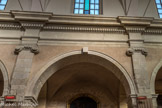 EGLISE SAINT GENIES (GENEST) <br> Les denticules sont des saillies à section carrée soutenant la corniche et formant une suite de dents. Piliers engagés avec des chapiteaux ioniques.