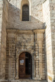 CHAPELLE DE L'ANNONCIADE. <br>Le portail, avec la porte en noyer. Si les contreforts sont en pierres taillées, les murs des travées sont en pierres non-taillées.