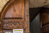 CHAPELLE DE L'ANNONCIADE. <br>Le portail, avec la porte d'entrée principale en noyer, récupérée de la première chapelle. L'inscription du 4 juin 1636 marque la date de pose de cette porte sculptée, elle est signée Honoré Granier. A la fin du XVIIe siècle, la ville de Martigues présente un essor économique sans précédent et compte près de 13000 habitants. Cette prospérité s'accompagne d'une intense vie religieuse et artistique, comme partout en Provence. Dans le quartier de Jonquières, le projet d'agrandissement de l'église Saint Genest se fait simultanément à la reconstruction d'une chapelle pour la confrérie des pénitents blancs de l'Annonciade. Les travaux (1661-1734) vont faire de cette chapelle un des fleurons de l'art baroque martégal.