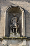 EGLISE SAINT GENIES (GENEST) <br> La statue de Gérard Tenque. À Jérusalem, le bienheureux Gérard construisit, adossé à l’église de Saint-Jean, un hôpital pour accueillir les pèlerins et soigner les malades. Il fut ainsi le fondateur et le premier préposé de l’Ordre de Saint-Jean de Jérusalem. Frère Gérard meurt à Jérusalem le 3 septembre 1120, il est considéré comme bienheureux par l’Église catholique. Après l'expulsion des Croisés de Terre sainte (1291), l'Ordre s'installe à Chypre avant de conquérir l'île de Rhodes (1310) et de devenir une puissance maritime pour continuer à être le rempart de la chrétienté contre les Sarrasins. À la suite de la disparition de l'ordre du Temple en 1314, les Hospitaliers reçoivent les biens des Templiers, ce qui fait d'eux l'ordre le plus puissant de la chrétienté.
Expulsé de Rhodes en 1523 par la conquête turque, l'Ordre s'installe à Malte en 1530, dont il est considéré comme le souverain par décision de Charles Quint. Avec l'abdication du grand-maître Ferdinand de Hompesch en 1799 et la mort de Paul Ier en 1801, s'ouvre pour l'Ordre une période noire qui ira jusqu'à son éclatement en ordres concurrents. Son principal successeur catholique est l'ordre souverain militaire hospitalier de Saint-Jean de Jérusalem, de Rhodes et de Malte, fondé officiellement en 1961.