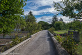 Saint Barnabé - la petite Compassion. <br> L'allée des rosiers. En avançant dans le verger et le potager vous verrez au fond à gauche la maison d'origine datant de 1850 et à droite le petit corps de maisons et le puits construit avant 1800.
Le jardin d'agrément a été patiemment créé par Sœur Mathilde, présente dans la maison, dès son arrivée en 1971.
Le verger et le potager fournissent chaque année des aliments permettant aux Sœurs de cuisiner de délicieuses confitures, du limoncello, du pesto et autres conserves pour leur consommation personnelle, ou la vente.