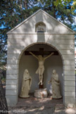 La Blancarde - La Grande Compassion. <br> Le calvaire reconstruit pour abriter le Christ en croix et les statues qui étaient dans la chapelle créée en 1850. Dans le pignon, la pietà.