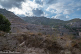 Carrière Pérasso.<br>La zone d'exploitaton de la carrière de Saint-Tronc est réaménagée au fur et à mesure de l'exploitation. De la terre est amenée pour faire des talus où sont plantées des espèces méditerranéennes.