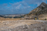 Carrière Pérasso.<br> Tout débute par l’abattage de la roche calcaire à l’explosif. Cette étape est précédée par la phase de perforation de la roche par des foreuses qui réalisent des trous de profondeur allant jusqu’à 15 mètres. Ces derniers sont ensuite chargés à l’explosif selon des règles et des dosages rigoureux gages de sécurité.