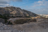 Carrière Pérasso.<br> Afin de limiter le trafic de dumpers sur le site, c’est via un convoyeur (la ligne brillante) que les « cailloux » vont descendre le long de la falaise. Pour que les matériaux  puissent emprunter ce « tapis », ils seront réduits par un concasseur primaire (C 360) et éventuellement, un scalpeur.