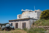 La batterie de Peyras.<br> La conduite de tir s'effectuait depuis le bâtiment bétonné situé en retrait de la batterie. Il est surmonté d'un télémètre optique de 6,58 m de long, toujours complètement équipé. La détermination de la distance du but se fait par coïncidence angulaire des images perçues dans les oculaires.
Les calculs de tir se faisaient dans une salle située au rez-de-chaussée du bâtiment.