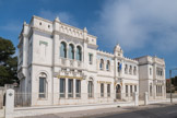 Institut de Biologie Marine de Tamaris construit de 1891 à 1900 par l'architecte Paul Page et avec le concours de Hirsch sur un terrain gagné sur la mer et offert par Michel PACHA à l'Université de Lyon.<br> En Juin 1889, le professeur Raphaël Dubois, Directeur du Laboratoire de l'Université de Lyon vient à Tamaris. Il s'intéresse à la production de lumière par certains animaux marins. Pourquoi vient-il explorer les fonds de la baie du Lazaret ? Parce qu'il sait que le plancton y est d'une richesse incomparable. Un nombre d'espèces considérables y vit et se développe là dans une masse d'eau rarement agitée : poissons, mollusques, crustacés, échinodermes, holothuries, éponges... Tous ces êtres vivants se reproduisent dans une végétation d'une extrême diversité.