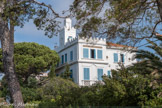 La Villa Le Croissant. Cette villa présente toutes les caractéristiques des maisons orientales avec sa tour-minaret, ses merlons bordant le toit-terrasse et sa frise à décor géométrique rappelant le goût prononcé de Michel Pacha pour l'Orient. Il s'agit d'un des rares exemples de demeures hispano-mauresque dans le quartier de Tamaris...