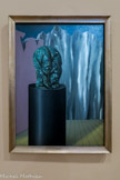 <center>René Magritte</center>Lessines (Belgique), 1898 - Schaerbeek (Belgique), 1967. La Forêt. 1926. Huile sur toile.<br>
Magritte découvre en 1923 Le chant d'amour, une œuvre du peintre italien Giorgio de Chirico.