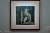 <center>Hans Bellmer</center>Kattowitz (Pologne), 1902 - Paris, 1975.
La Poupée. 1935.
Tirage argentique d’époque colorié à l'aniline. <br> 
C’est la réception d'une caisse remplie d'objets issus de son enfance qui va pousser Bellmer à la construction de sa fameuse Poupée en 1933. Objet fétiche de l'artiste, qu'il a souvent photographié et dessiné, elle est un exemple extraordinaire pour les surréalistes, pulvérisant les catégories convenues : ni objet ni sculpture, elle se constitue en organisme hybride, polymorphe, et un instrument manipulable et transformable à l’infini.
Au-delà de l’esprit de révolte contre l’ordre nazi, elle est avant tout œuvre de mélancolie et d’« inquiétante étrangeté », mêlant pulsion du désir et pulsion de mort.