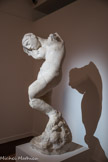<center>Auguste Rodin</center>Paris, 1840 - Meudon, 1917.
La Voix intérieure. 1897.
Plâtre.
Marseille, musée des Beaux-Arts
La Voix Intérieure ou La Méditation trouve son origine dans une figure du tympan de La Porte de l’Enfer commandée à Rodin pour orner l’entrée du musée des Arts décoratifs à Paris. C’est pour l’insérer dans ce monument, qui ne vit jamais le jour, au-dessus de la célèbre figure du penseur que le sculpteur la priva de ses bras et amputa une partie de ses jambes, offrant ainsi un parallèle entre un idéal de beauté et une douleur intérieure contraignant le corps à ployer.