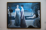 <center>Paul Delvaux. </center>Antheit (Belgique), 1897 – Furnes une (Belgique), 1994. Les suivantes. 1977. Huile sur toile.<br>
Le reflet, dans la miroir, ne représente pas la scène à droite.