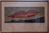 <center>Man Ray (Emmanuel Radnitzky, dit) </center>Philadelphie, 1890 – Paris, 19760I
À l’heure de l’observatoire, les amoureux, 1970.
Lithographie sur papier. <br>
Les lèvres représentent un corps féminin sur un corps masculin, flottant au-dessus des coupoles de l'observatoire de Paris.
Surnommée « The Lips », cette œuvre iconique est achevée deux ans après sa rupture douloureuse arec Lee Miller. Man Ray était obsédé par la perfection de la bouche de cette femme, à la fois son assistante et sa compagne. Ses lèvres deviennent rapidement un leitmotiv dans ses œuvres, déclinées sous de multiples formes. « Il est sept heures du matin à l'horloge, avant que la faim de l’imagination ne soit satisfaite. Le soleil ne s’est pas  encore décidé s’il allait se lever ou rester couché – mais ta bouche apparaît. Elle devient comme deux corps séparés par une ligne d’horizon, mince, ondulante. Comme la terre et le ciel, comme toi et moi, et donc comme tous les objets microscopiques, invisibles à l’œil nu … »